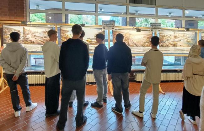 Menschen betrachten die Demokratie-Ausstellung.